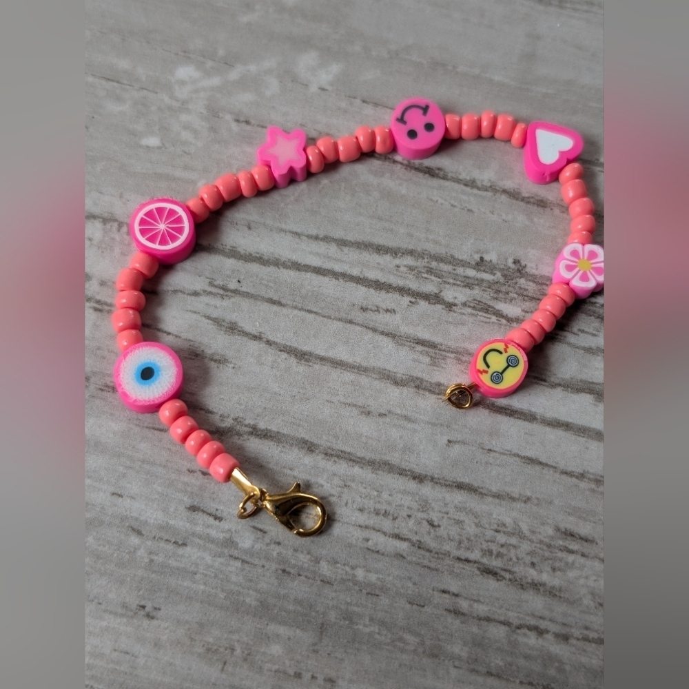 Fun pink seed bead bracelet - Picture 4 of 5